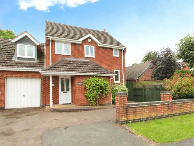 4 bedroom link detached house for sale