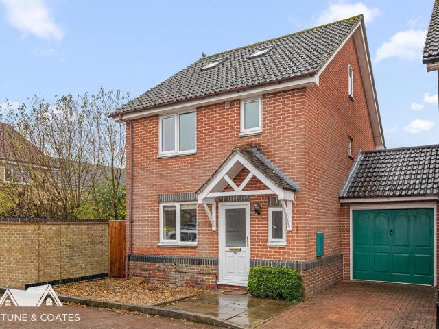 4 bedroom link detached house for sale