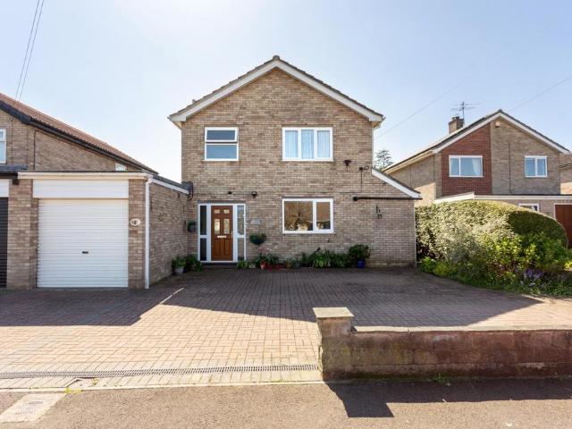 4 bedroom link detached house for sale