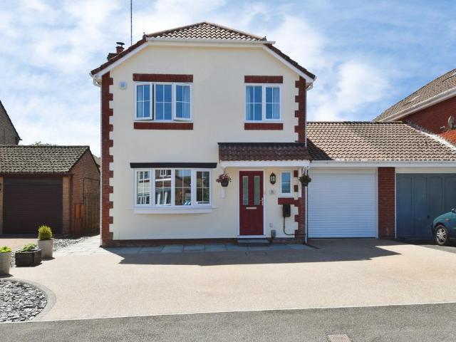 4 bedroom link detached house for sale