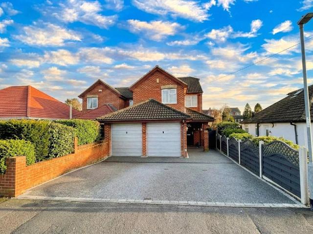 4 bedroom link detached house for sale