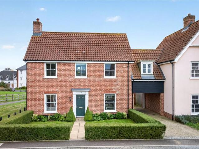 4 bedroom link detached house for sale