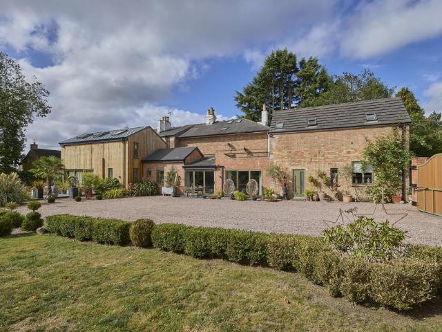 4 bedroom link detached house for sale