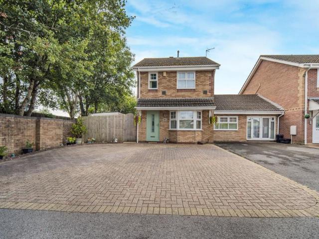 4 bedroom link detached house for sale