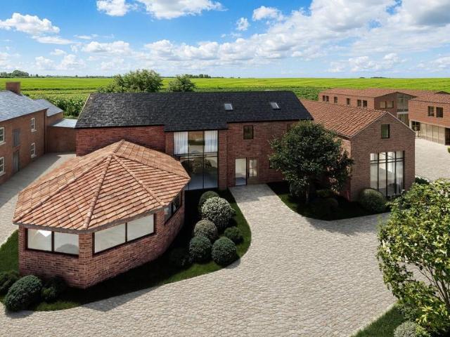 4 bedroom link detached house for sale