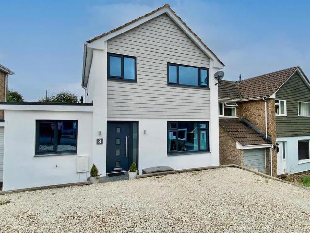 4 bedroom link detached house for sale