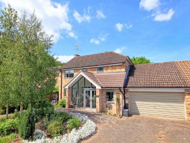 4 bedroom link detached house for sale