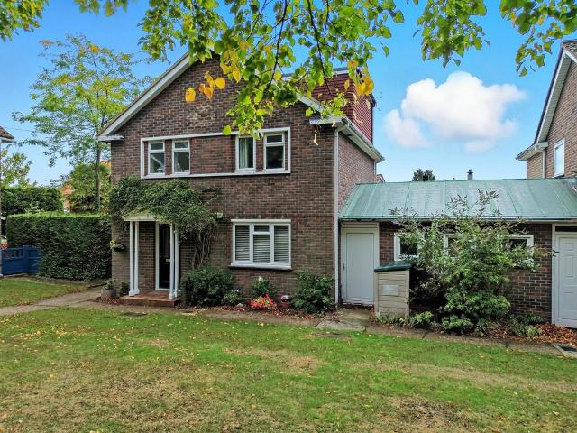 4 bedroom link detached house for sale