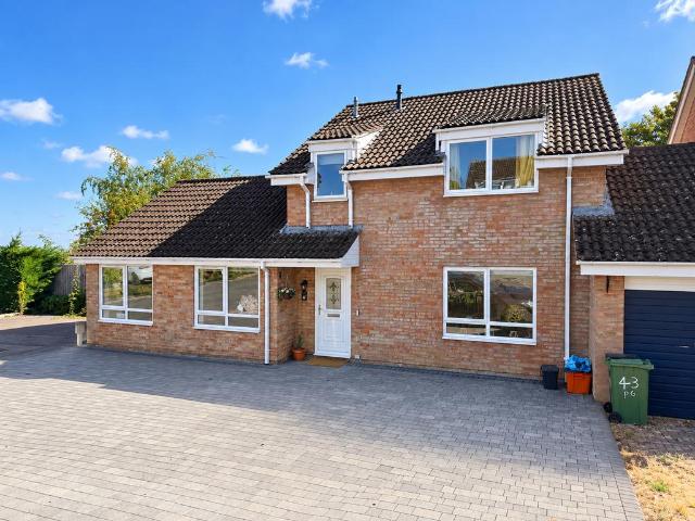 4 bedroom link detached house for sale