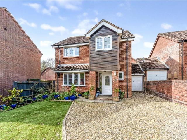4 bedroom link detached house for sale