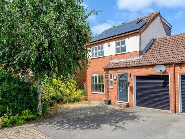 4 bedroom link detached house for sale