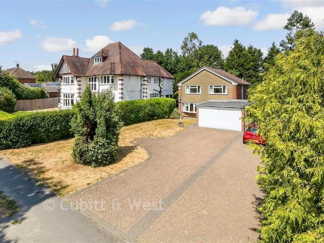 4 bedroom link detached house for sale