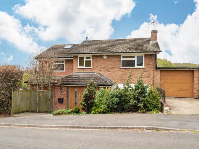 4 bedroom link detached house for sale