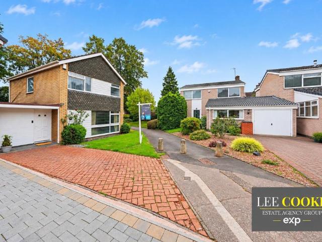 4 bedroom link detached house for sale