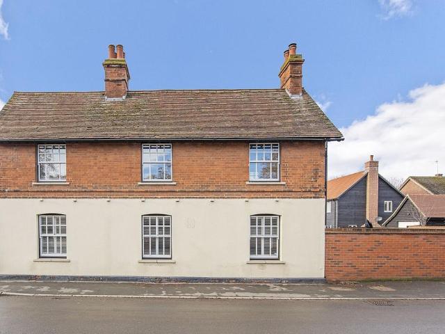 4 bedroom link detached house for sale