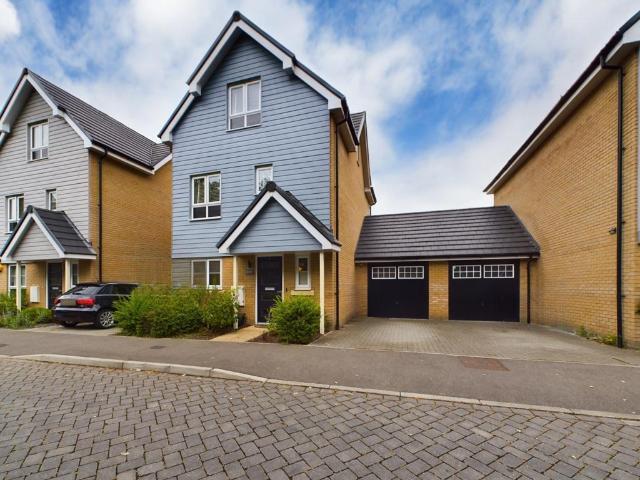 4 bedroom link detached house for sale