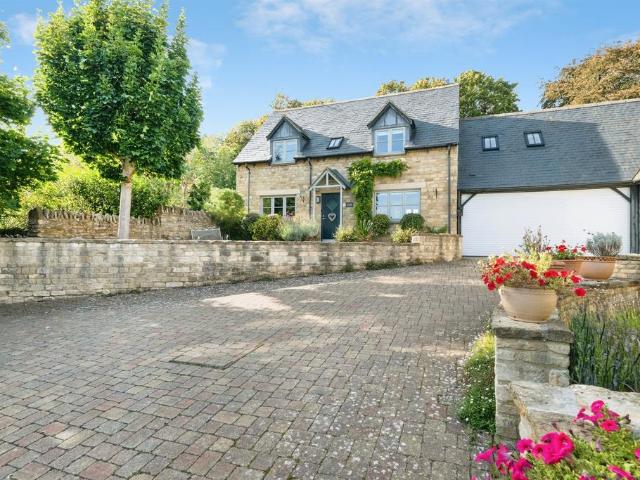 4 bedroom link detached house for sale