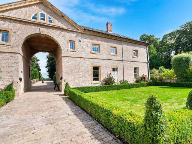 4 bedroom link detached house for sale