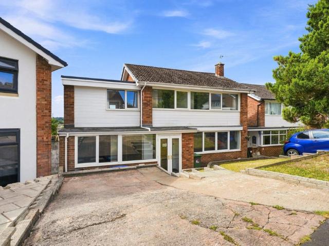 4 bedroom link detached house for sale