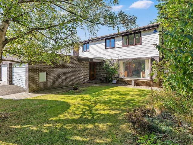 4 bedroom link detached house for sale