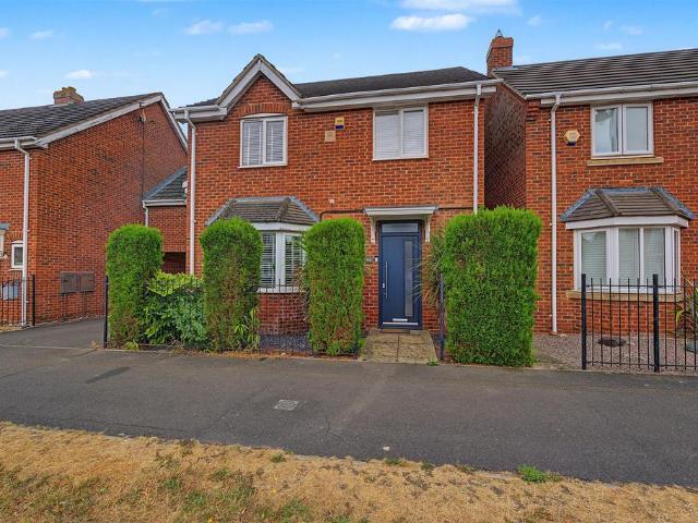 4 bedroom link detached house for sale