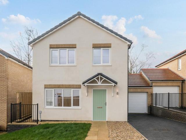 4 bedroom link detached house for sale