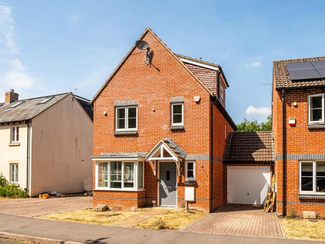 4 bedroom link detached house for sale