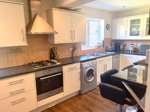 4 bedroom link detached house for sale