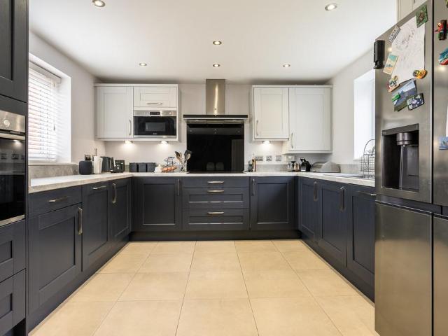 4 bedroom link detached house for sale