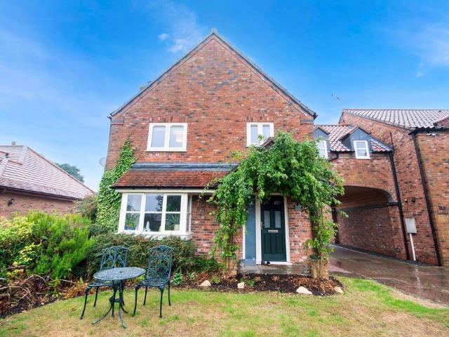 4 bedroom link detached house for sale