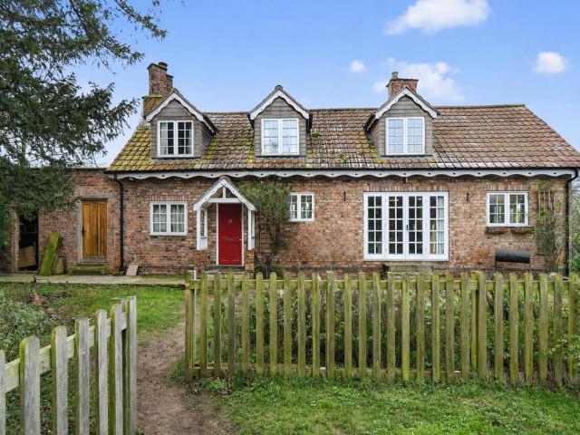 4 bedroom link detached house for sale