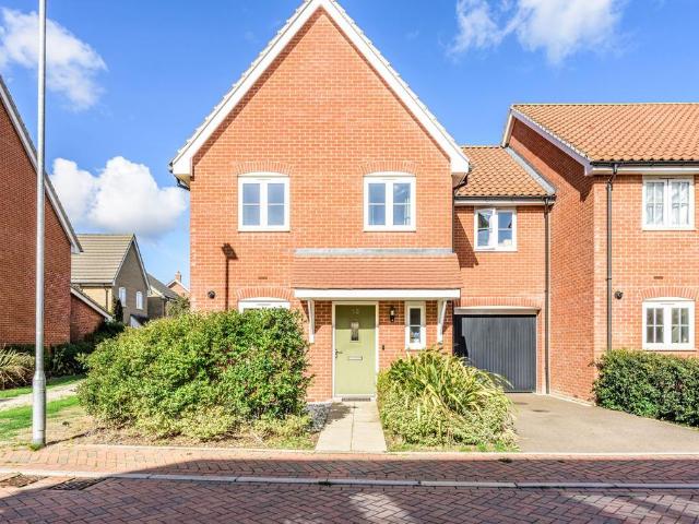 4 bedroom link detached house for sale