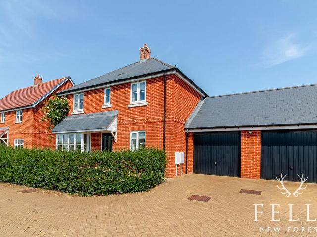4 bedroom link detached house for sale