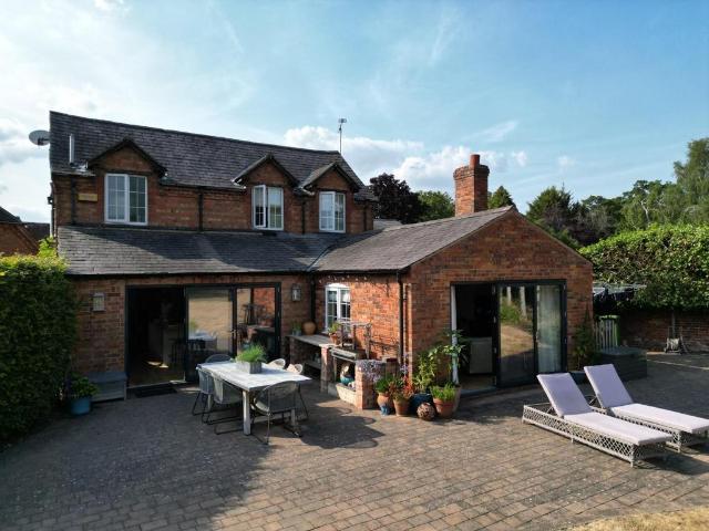 4 bedroom link detached house for sale