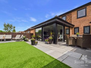 4 bedroom link detached house for sale