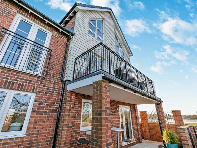 4 bedroom link detached house for sale