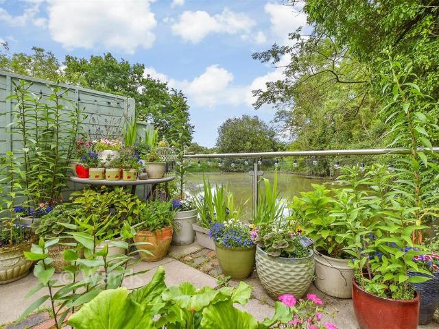 4 bedroom link detached house for sale