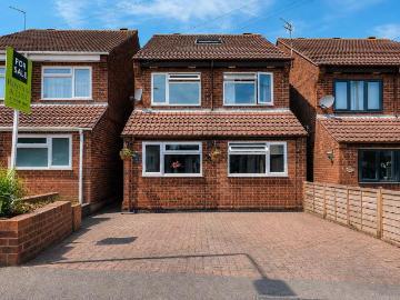 4 bedroom link detached house for sale