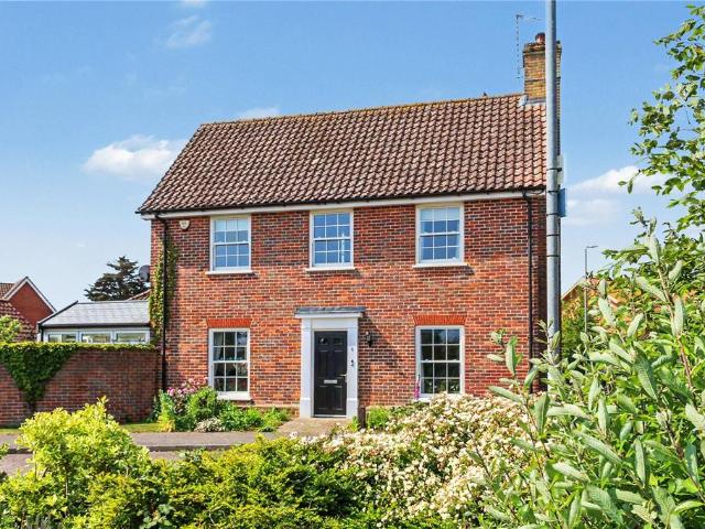 4 bedroom link detached house for sale