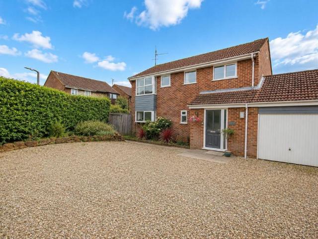 4 bedroom link detached house for sale
