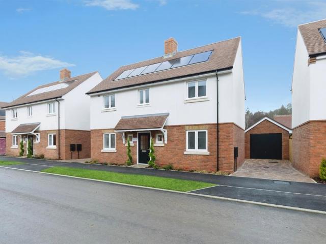 4 bedroom link detached house for sale