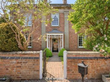 4 bedroom link detached house for sale