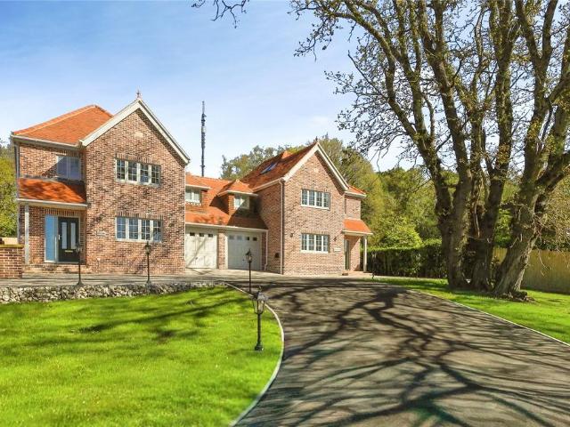 4 bedroom link detached house for sale