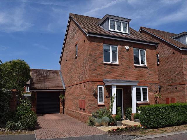 4 bedroom link detached house for sale