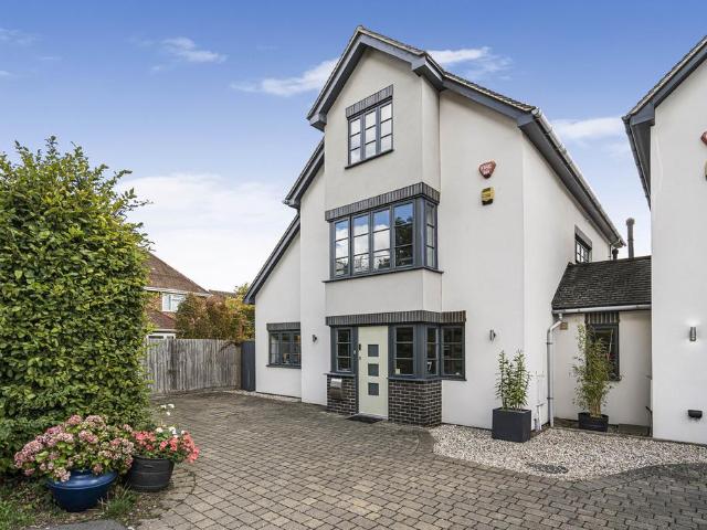 4 bedroom link detached house for sale