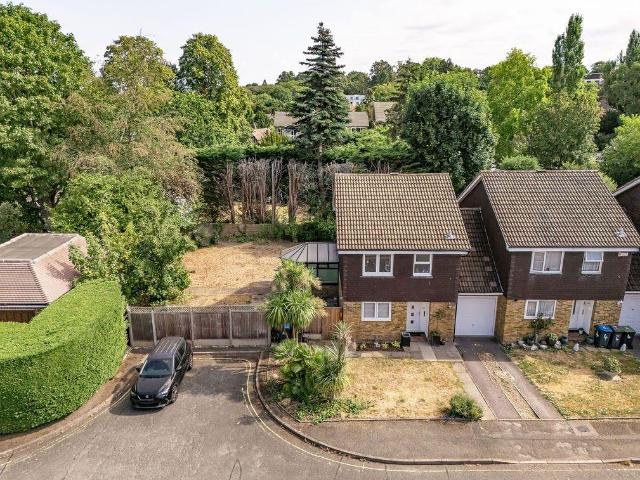 4 bedroom link detached house for sale