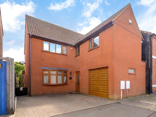 4 bedroom link detached house for sale