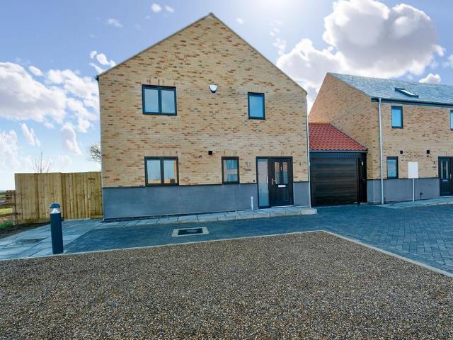 4 bedroom link detached house for sale