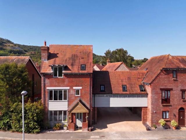 4 bedroom link detached house for sale