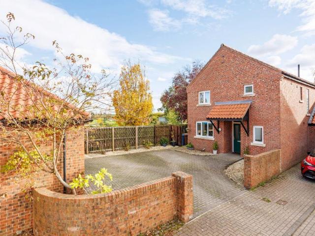 4 bedroom link detached house for sale